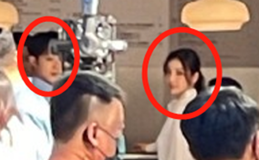 Baby路边拍戏被偶遇,穿短裙皮肤雪白光滑,脚踩恨天高双腿笔直