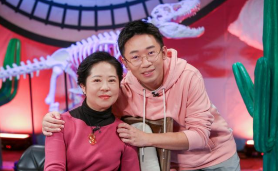 其貌不扬却被星爷看中，被谢娜力捧，综艺咖杨迪的不幸与幸