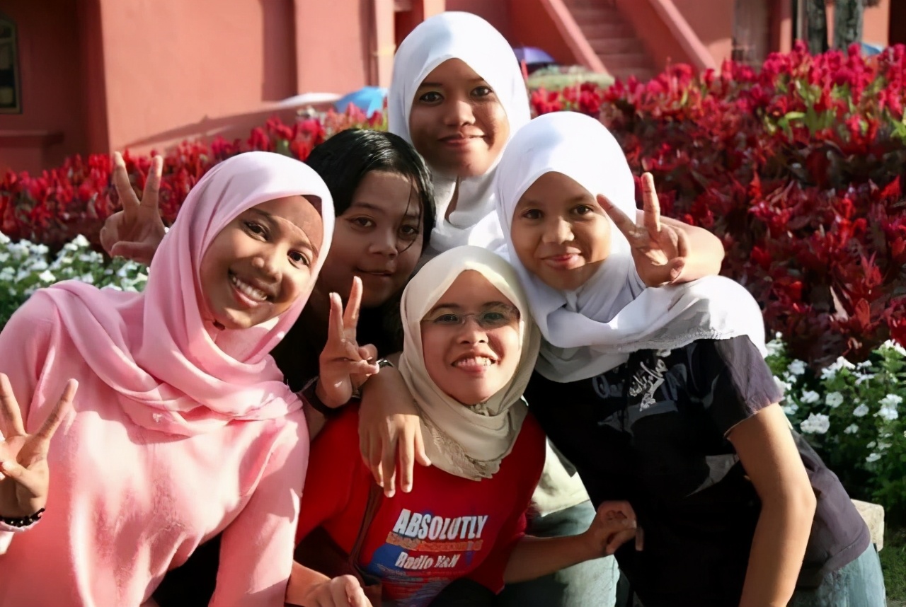 马来西亚人口:马来人占7成,华人比例下降至2成多,也有印度裔