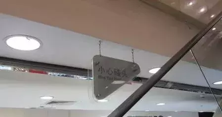 心疼！商场现扶梯“吃人”事故！小男孩脚趾被卷入，网友：不敢看...