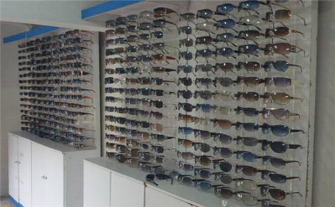 眼镜批发到哪里进货，配眼镜在眼镜批发市场靠谱吗？