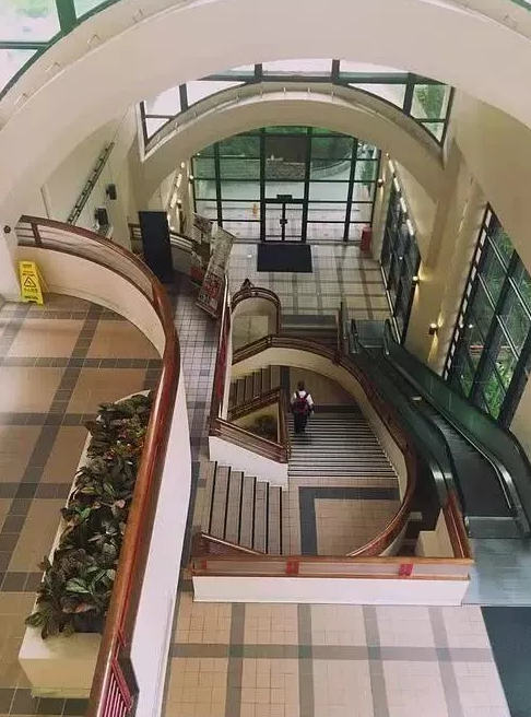 豪门原配多惨死？李嘉诚原配死因至今成谜，他每年祭拜还要困魂？