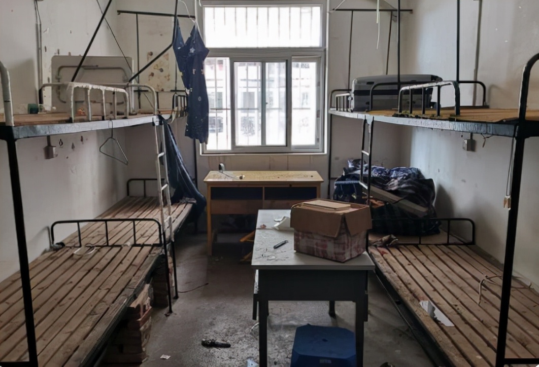 高校开学，研究生看到寝室以后直摇头，寝室环境究竟能有多差？