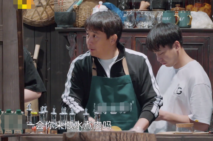 张艺兴做错菜自责，师父黄磊察觉他的情绪，随后做法暖到心里了