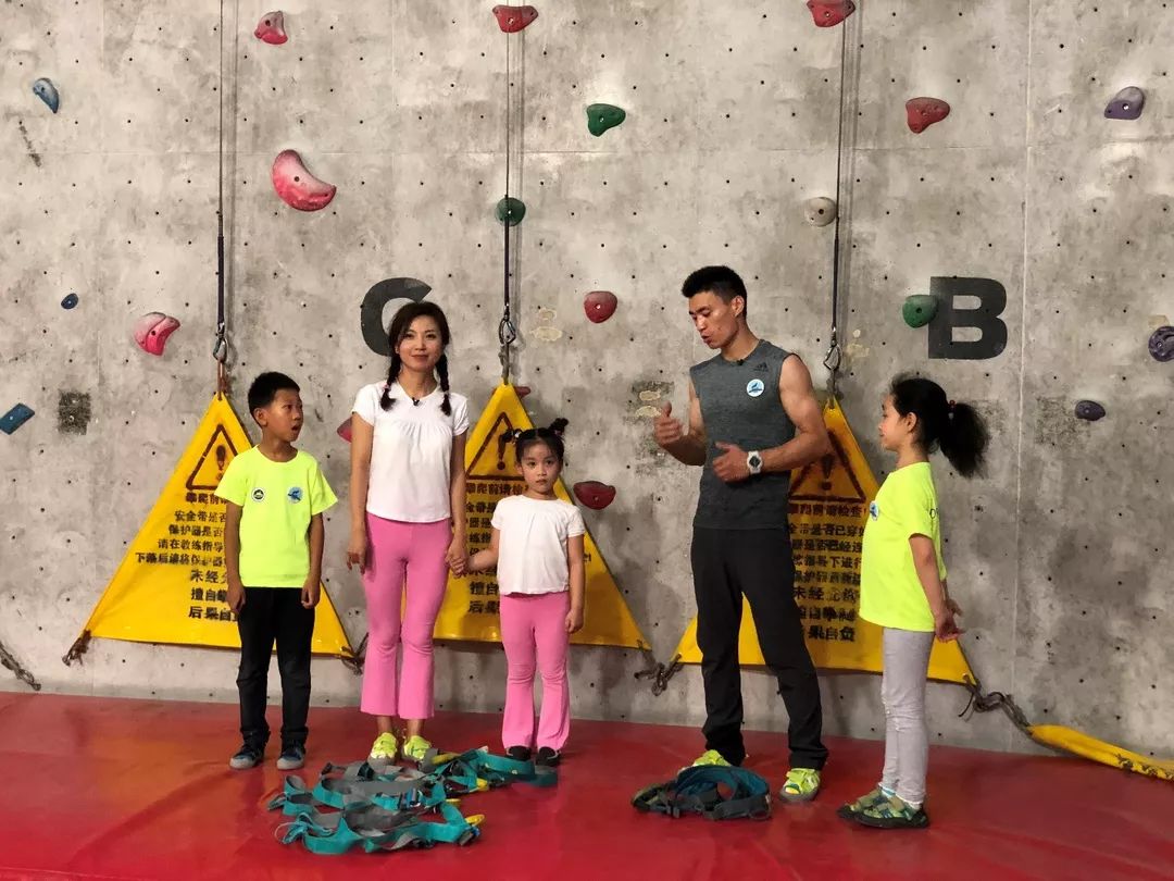五星体育女主持人张效玮老公(《陪你去探营》第六期花絮放送:室内攀岩