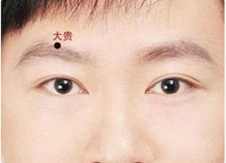 女嘴右角偏下一点长痣好不好 是美人痣吗_达一风水网