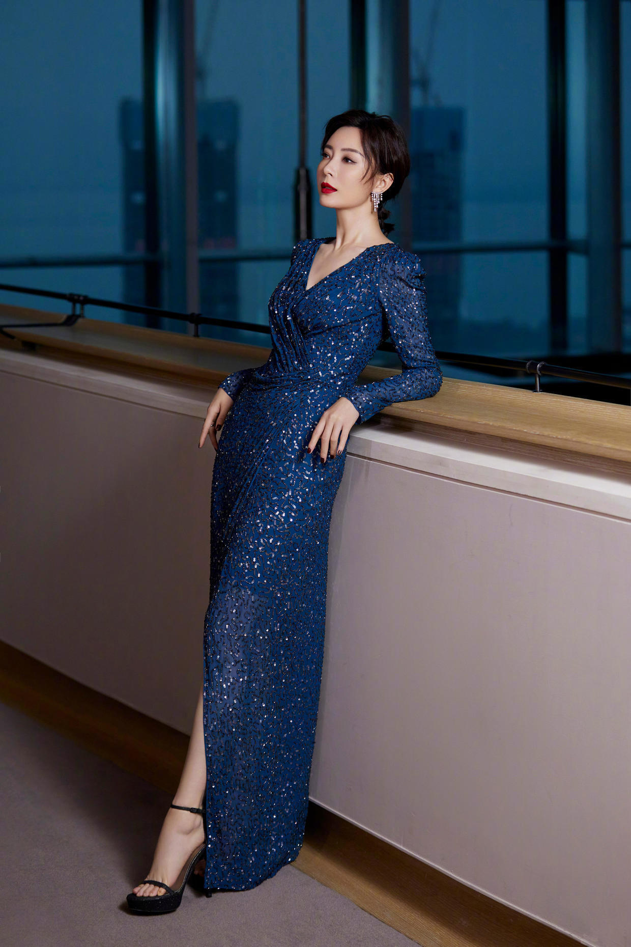 衬衫或者衬衫连衣裙也是蛮受关注的,下面陈数选择一身藏蓝色的穿搭