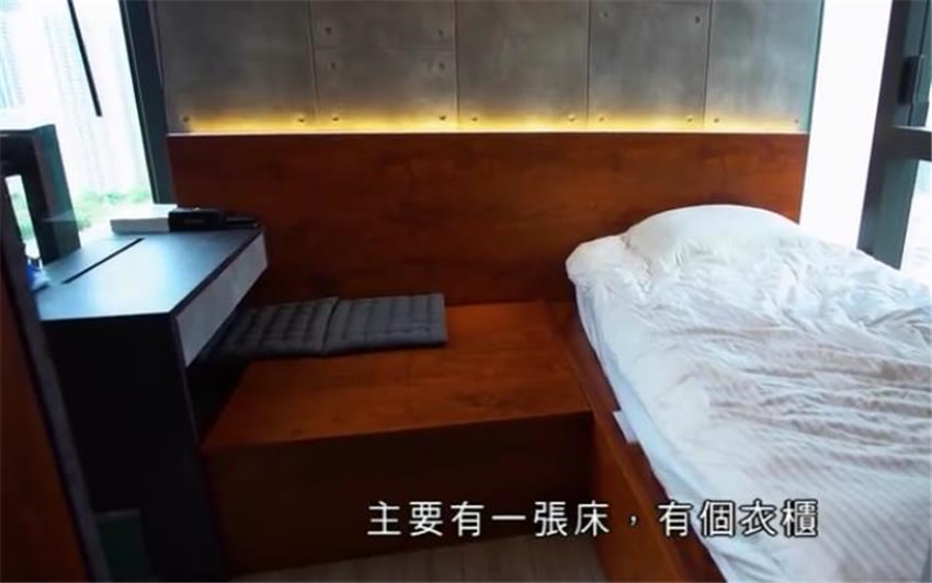 香港年轻人太拼了！蜗居10㎡房，开门上床厕所洗碗，阳台1㎡