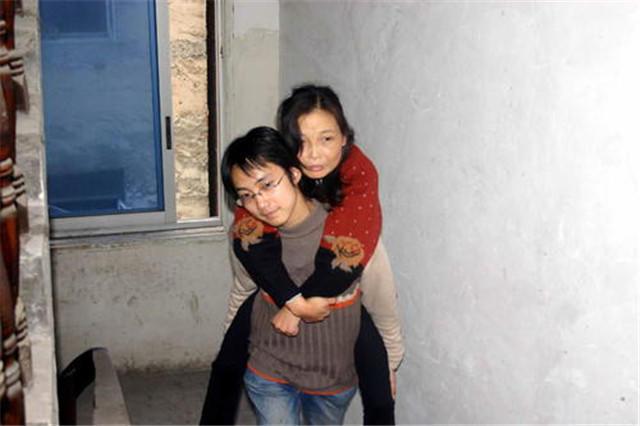 2005年，少年背母上学感动中国后，变性成女人，如今美到认不出