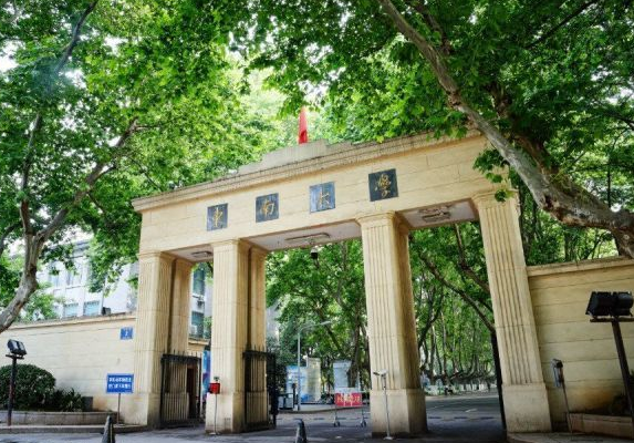 南京大学“招生标语”惹争议，美女学姐齐上阵，被指“打擦边球”