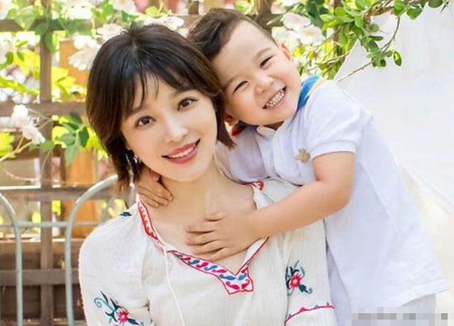 哈文晒女儿即将入读美国名校,网友:学成归来建设祖国)