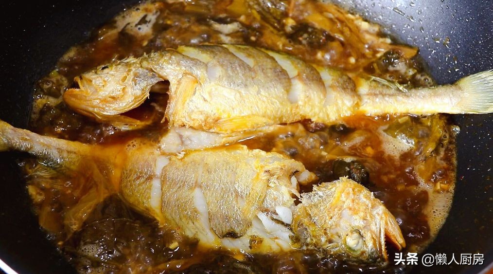 用酸菜烧黄鱼，酸辣开胃，比红烧的好吃，做法简单易学，吃不腻