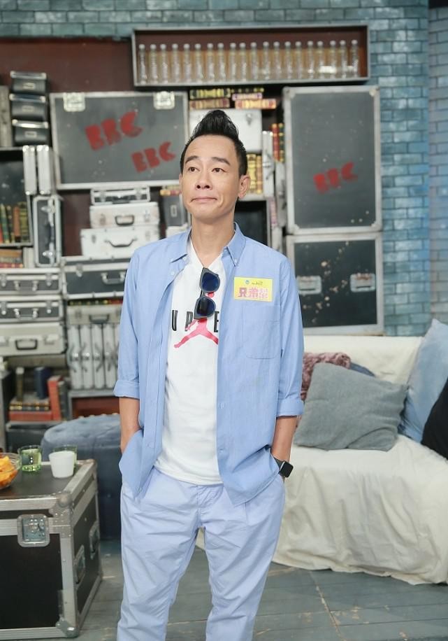 陈小春真是大湾区潮男,橘色t恤配灰色工装裤,鲜亮有型挺可爱的