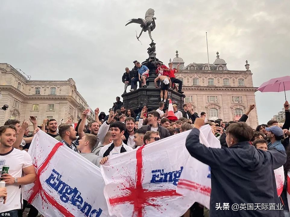 英格兰球迷泼啤酒世界杯(英格兰赢球了！来看看英国人那些画风清奇的庆祝方式（图）)