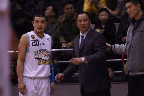 cba为什么叫指导（CBA绝杀大队的背后，站着神机妙算，知人善用的战术大师崔指导！）