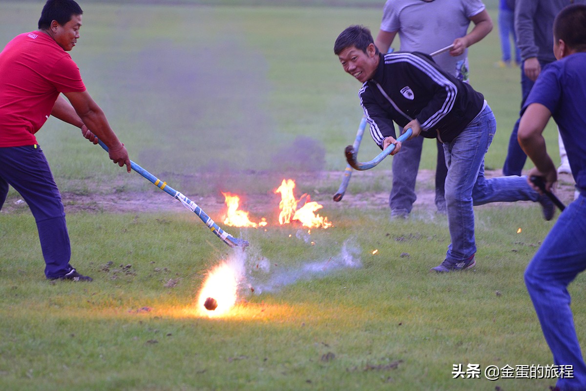 曲棍球正棍传球比赛视频(中国男足太窝囊，火爆达斡尔族火球曲棍球赛，比中国男足好看多了)