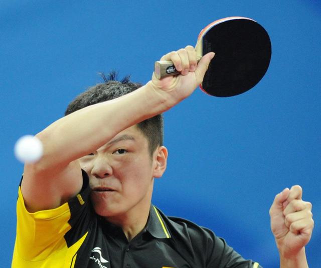 乒乓球如何正确拿横拍(乒乓球横板球拍的正确握法,发球时如何发挥手腕