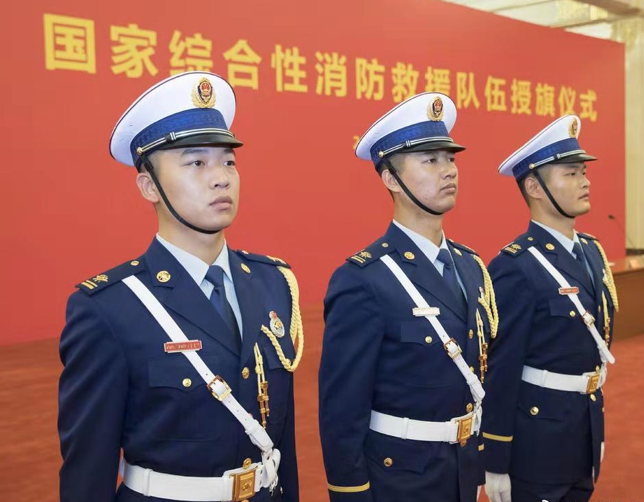 军装是一种外在形象和特殊标志,只要换装的消防员身体里还流淌着消防