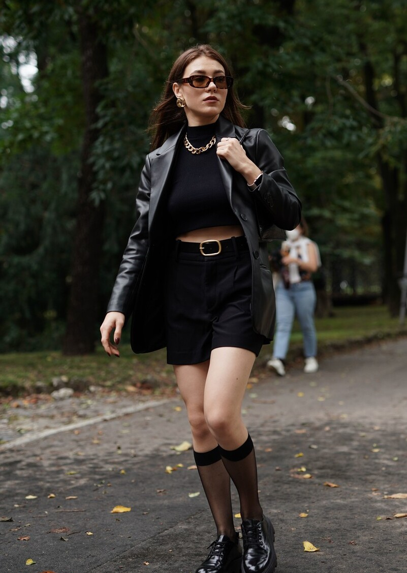 谁说夏天不能穿皮夹克,机车风女孩的时尚不分季节,帅气更重要