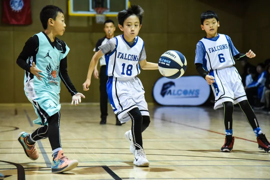 女孩适合学篮球还是羽毛球(从小爱运动的孩子更容易成大器，4类运动适合小学生，2类要避免)