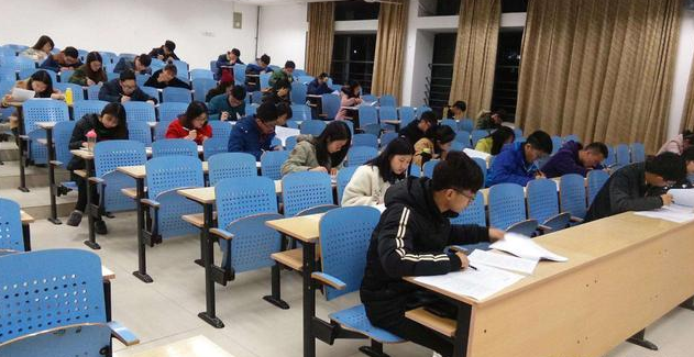 大学挂科了补考又没过，大学生还能拿到毕业证吗？学姐：很危险