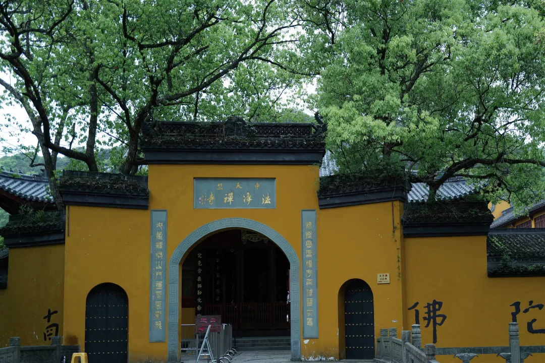 杭州终极拜佛攻略｜走这条路，一天解锁灵隐法喜7大宝藏寺庙