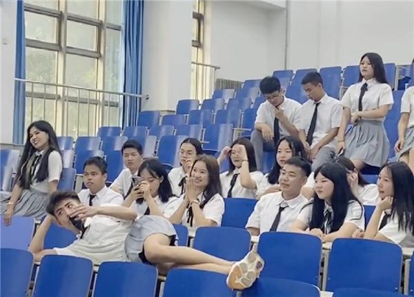 男班长拍毕业照短裙上阵，“大长腿”羡煞女同学，此刻我独领风骚