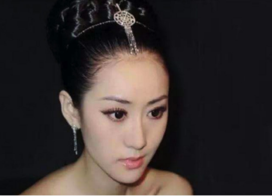 13岁只身远赴异国求学，出道33年不拼爹，她爹竟然是陈道明