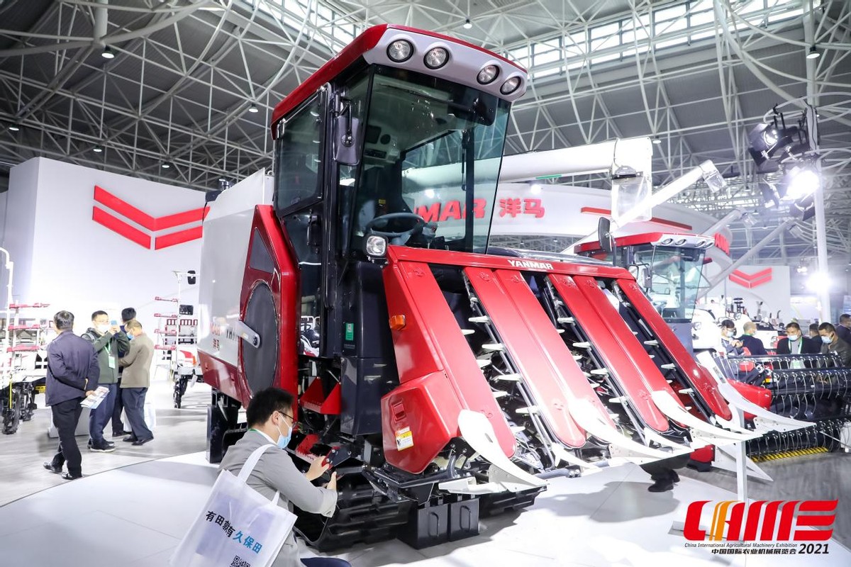 國際農(nóng)機展半喂入和小型水稻收割機