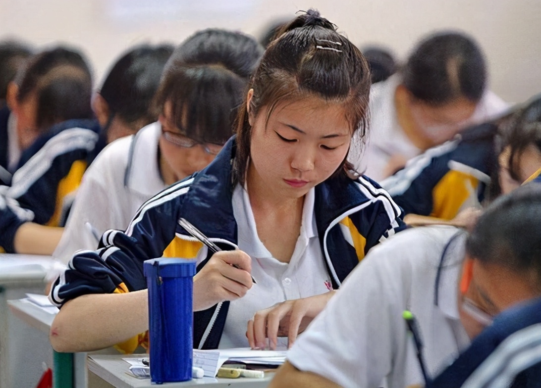 “上大学就轻松了！”大学和高中的区别有多大？学姐：哭都没权利