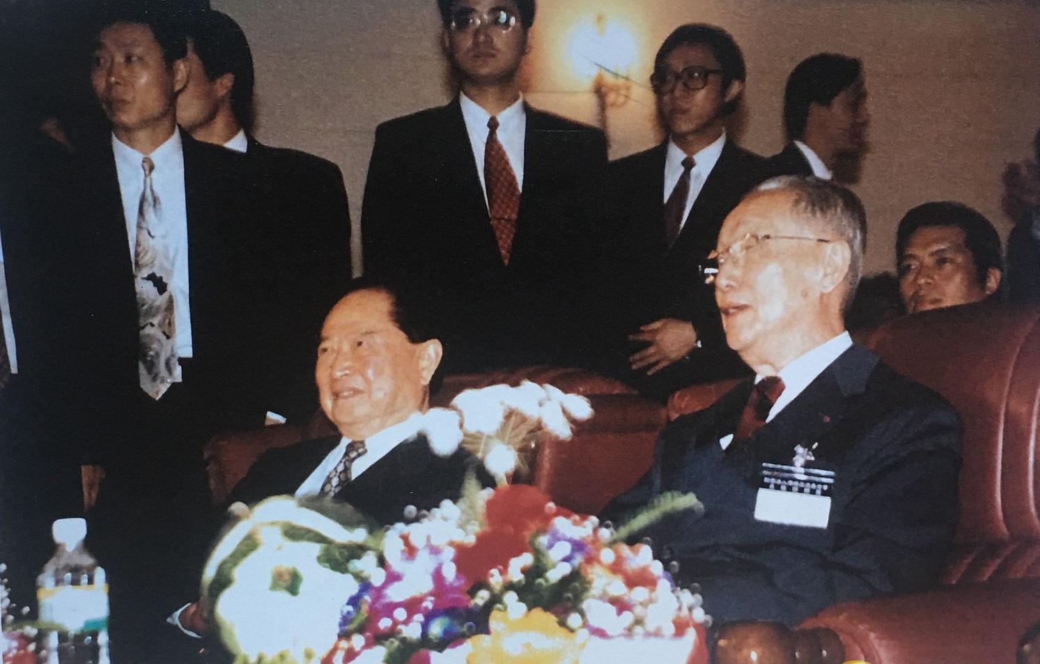 1991年之后,汪道涵又被任命为了海峡两岸关系协会的会长,其实就是为了
