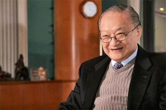 3年前金庸逝世，书迷自发赶到医院，次子捧遗像送父亲最后一程