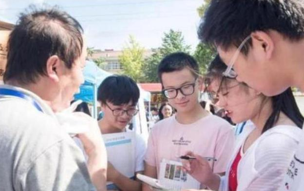 高考迎来好消息，辽宁考生今年高考录取率或将升高，家长很高兴