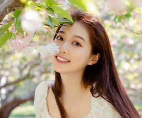 中国传媒大学校花走红，因“领诵”被众人皆知，家庭背景被曝光