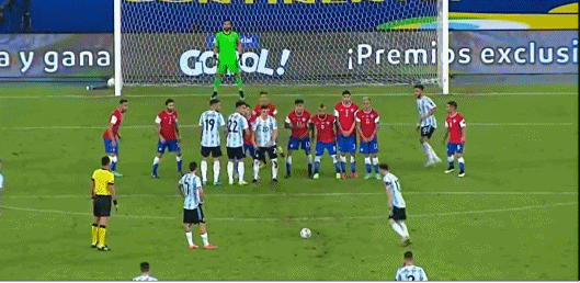 智利男足vs美国男足（美洲杯-梅西任意球破门，巴尔加斯点球补射建功，阿根廷1-1智利）