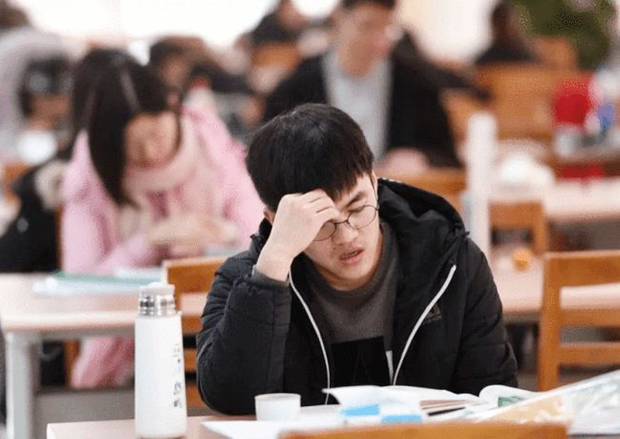 多地高校现“天价学费”，四年花费十多万，普通家庭直呼吃不消