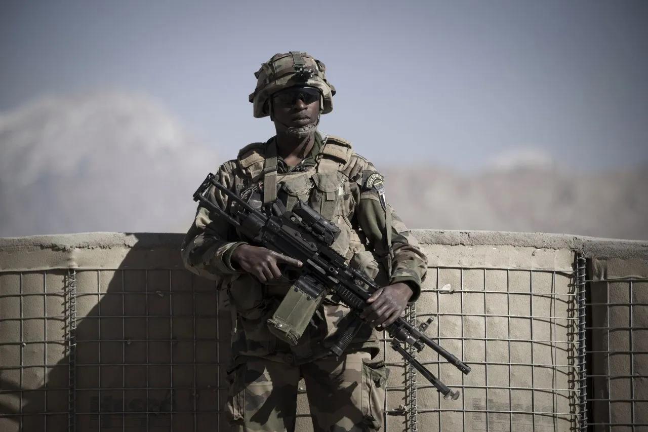 外籍军团现有编制为法国外籍兵团第1步兵团,第2外籍步兵团,第3外籍