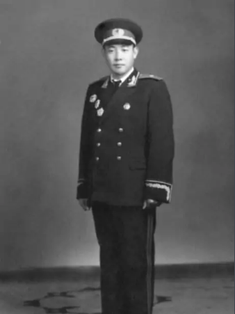 “雷公爷”刘亚楼顶撞毛泽东，毛主席却说：他说了算吧，我管不了