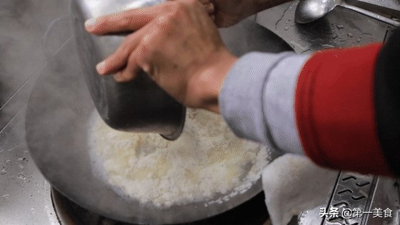买不来糖糕可以在家炸，外皮酥脆掉渣，个个圆滚不破裂不露馅