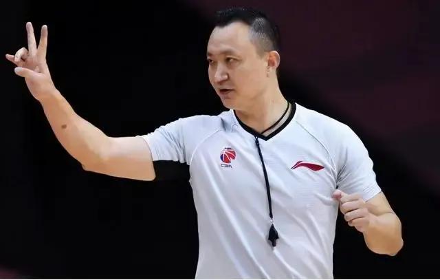 为什么nba裁判越来越黑(方俊怒骂裁判，裁判威严尽损，为何CBA裁判如今成为众矢之的？)