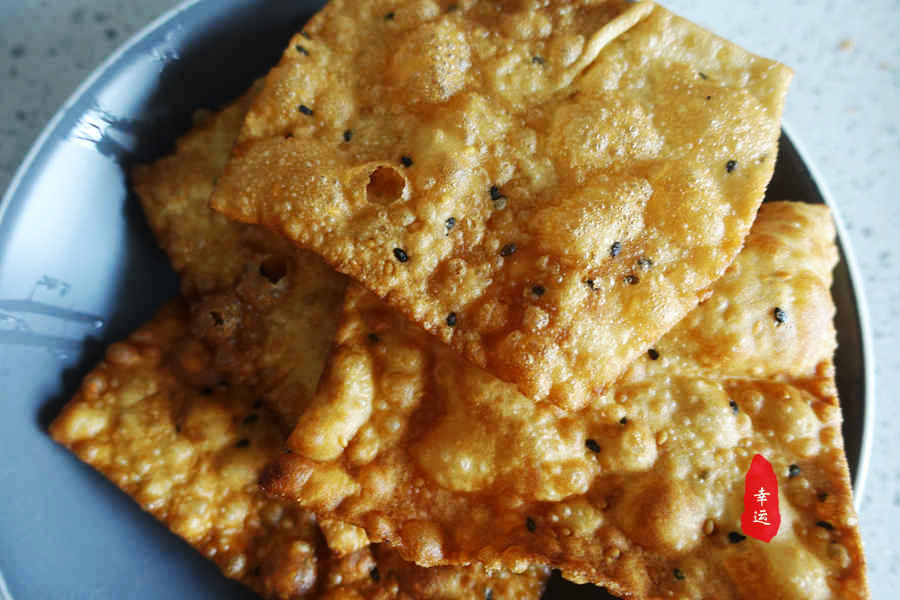 家庭版的煎饼，柔软咸香微微辣，里面有自己现炸的薄脆太香了
