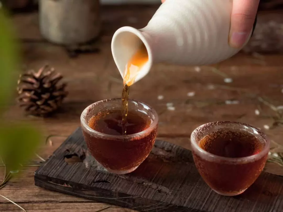 哺乳期可以喝黄酒吗(大蒜泡白酒有什么功效和作用) 哺乳期可以喝黄酒吗(大蒜泡白酒有什么功效和作用)