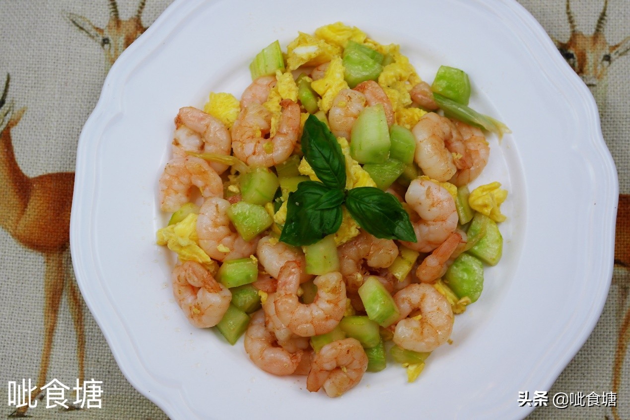 好吃好看的黄瓜炒虾仁，教你去腥小妙招，夏天经典小炒，我家常吃