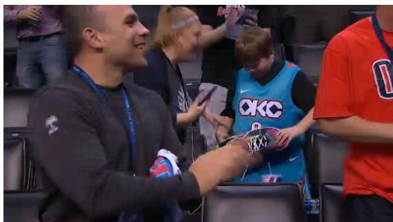 nba球迷为什么要送鞋（NBA怎么开始流行送签名球鞋的？源于在客场球迷穿欧文2号球衣）