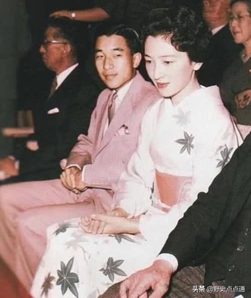 明仁天皇和美智子皇后(日本上皇后美智子：25岁嫁给明仁天皇，死后拒绝和丈夫合葬)