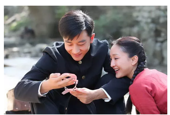 遭张艺谋忽悠，被传傍蒋雯丽上位，“狠人”黄轩的粉红成名史