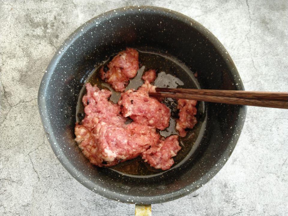 东北酸菜猪肉饺子的做法（10步教你做出酸菜猪肉饺子）