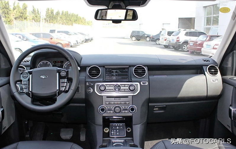 路虎发现四V6实拍，对标兰德酷路泽，售价102万，毛病一大堆？