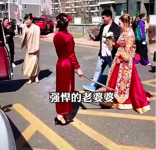 “强悍婆婆”火了，儿子结婚当天拿双棍，赶走不愿看到的“东西”