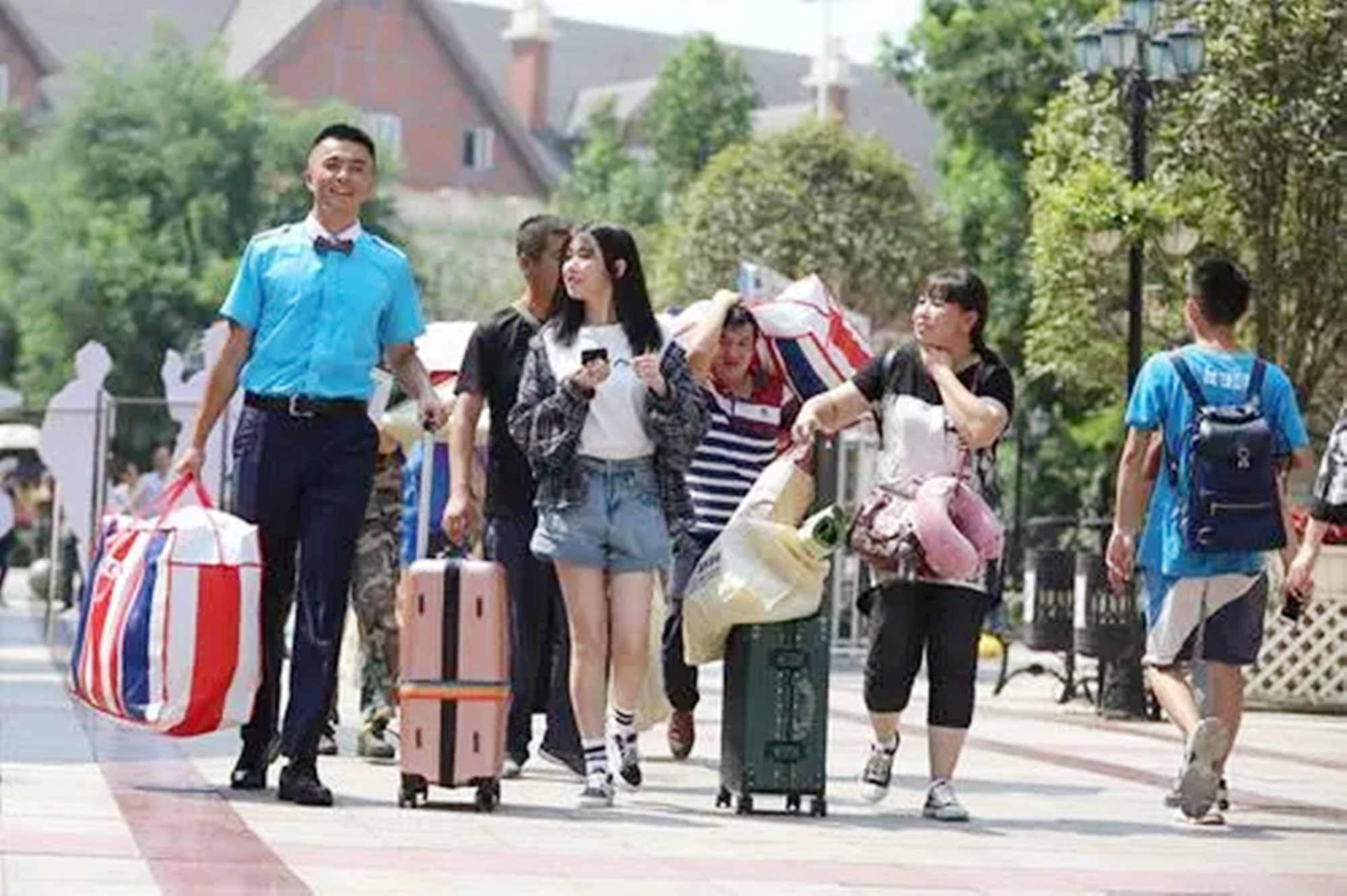 多地高校现“天价学费”，四年花费十多万，普通家庭直呼吃不消